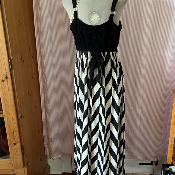 Women's Dress - Picture 4 of 8